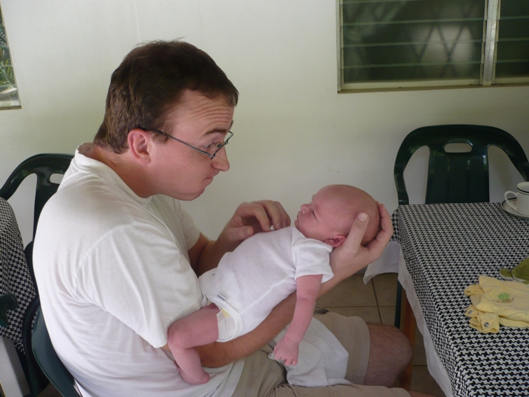 Luzie macht Faxen mit Papa